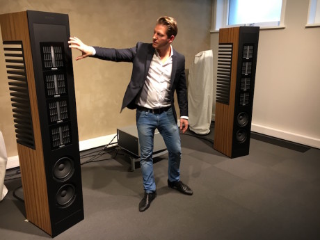 Alexander Greiner fra Piega introduserer om den nye high-end-høyttaleren Master Line Source 2, et monster til 659.000 kroner! Foto: Duet