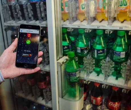 IoT handler ikke om å skifte alt ut. Gamle maskiner kan godt lære nye triks. Som denne Cola-automaten, som for ca. 150 kroner ble bygget om til mobilbetaling. Foto: MasterCard.