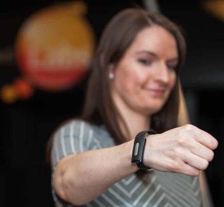 Med et fitnessarmbånd kan man bruke hjerterytmen til å identifisere seg 100 % sikkert på nettet. Foto: MasterCard.