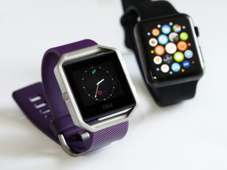 Fitbit Blaze og Apple Watch. Foto: Lasse Svendsen