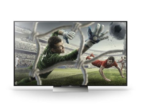 Sony-skjermen har en imponerende slank fremtoning enten du velger å veggmontere den eller ikke. Sokkelen er bare 45 cm bred, og får dermed plass på de fleste TV-bord. (Foto: Produsenten)
