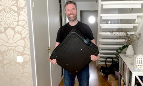 Projektoren er voksen av størrelse, og veier 25 kilo. Foto: Ole Emil Johnsen