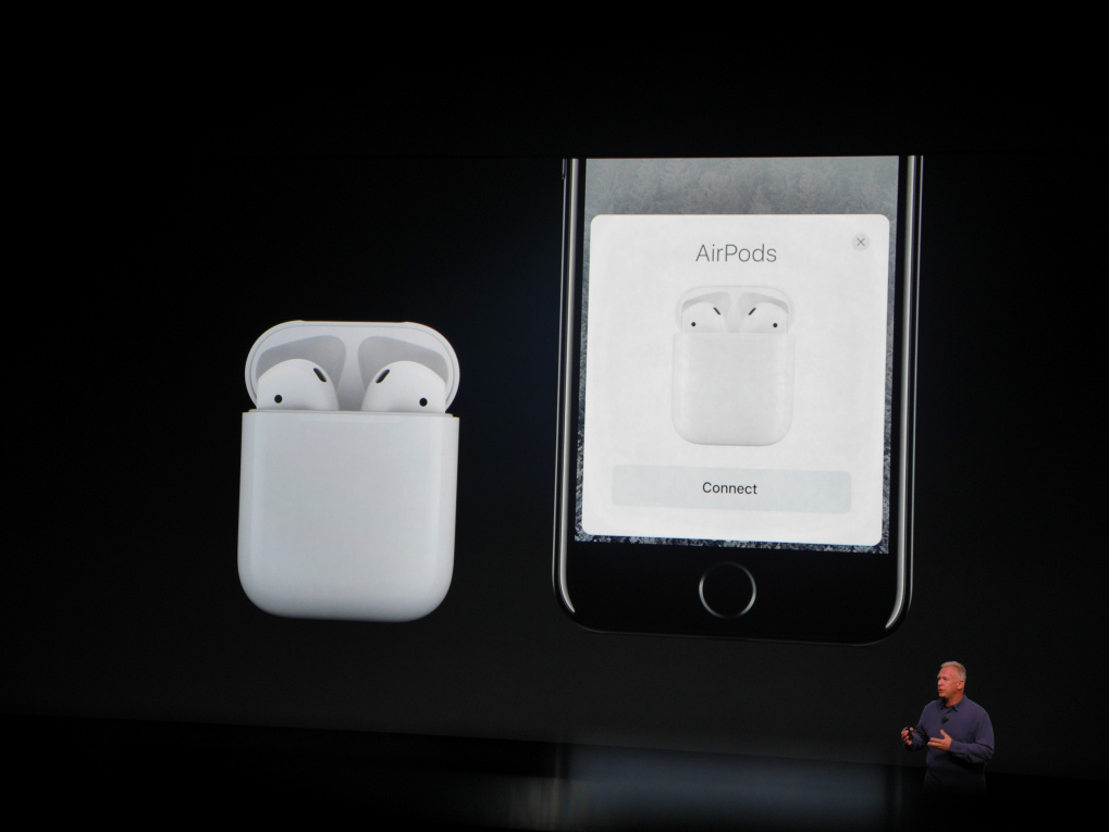 AirPods er Apples nye trådløse in-ear-hovedtelefoner, som kan brukes enkeltvis eller sammen. Foto: Jonas Ekelund, Lyd & Bilde. 
