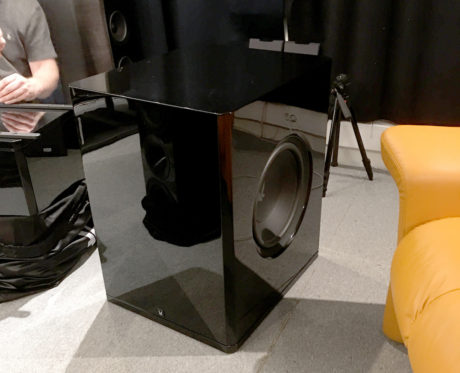 Subwoofer 3 er stor, med to 13,8" basselementer som spiller "push-push", for å ytterligere forminske de allerede små resonansene fra HDF-kabinettet. Kabinettet er lukket, for en jevnest og strammest mulig bassrespons. Foto: Geir Gråbein Nordby