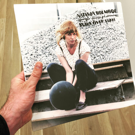 Vi fikk med oss debutalbumet "Sväva över stan" på vinyl. Foto: Geir Gråbein Nordby