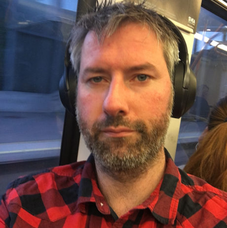 Vår anmelder på en av sine sjeldne turer med T-banen. Foto: Geir Gråbein Nordby