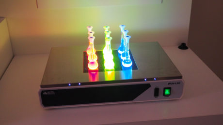 Her ser vi hvordan utvalgte Quantum dot partikler (rød grønn og blå) reagerer når de bestråles med UV-lys.