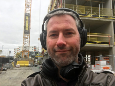 Tid for selfie: Ute ved en byggeplass kunne Sennheiser og Bose skilte med omtrent like god støyreduksjon. Foto: Geir Gråbein Nordby