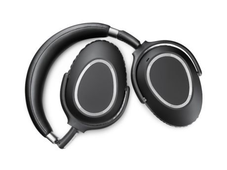 For å skru av hodetelefonene, vrir du de to koppene innover, slik at konstruksjonen blir helt flat. Vri koppene tilbake, og de skrur seg på igjen. Foto: Sennheiser