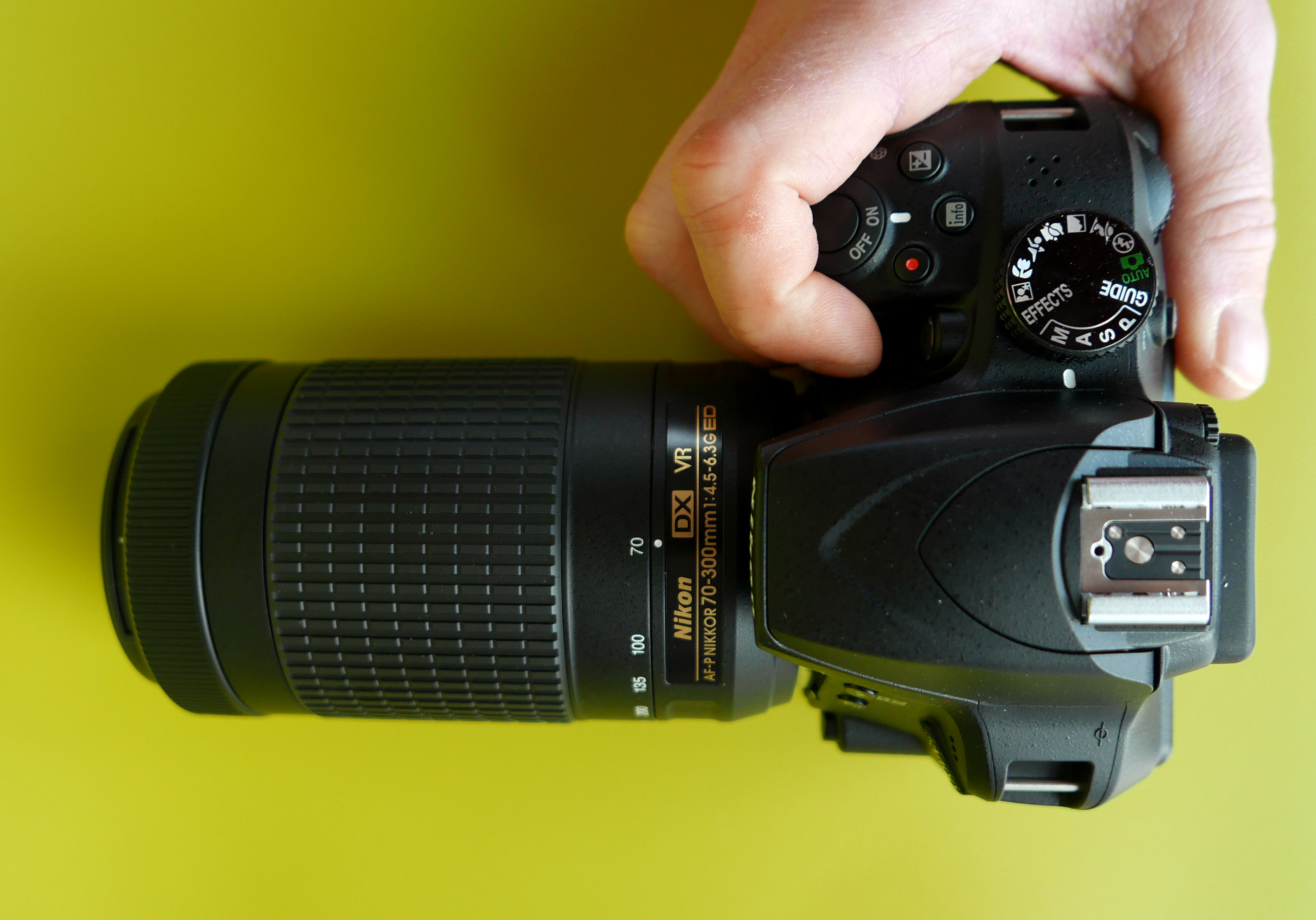 (Foto: Lasse Svendsen) D3400 er et lite kamera, men det ligger ikke så verst i hånden, selv med Nikons 70-300mm zoom.