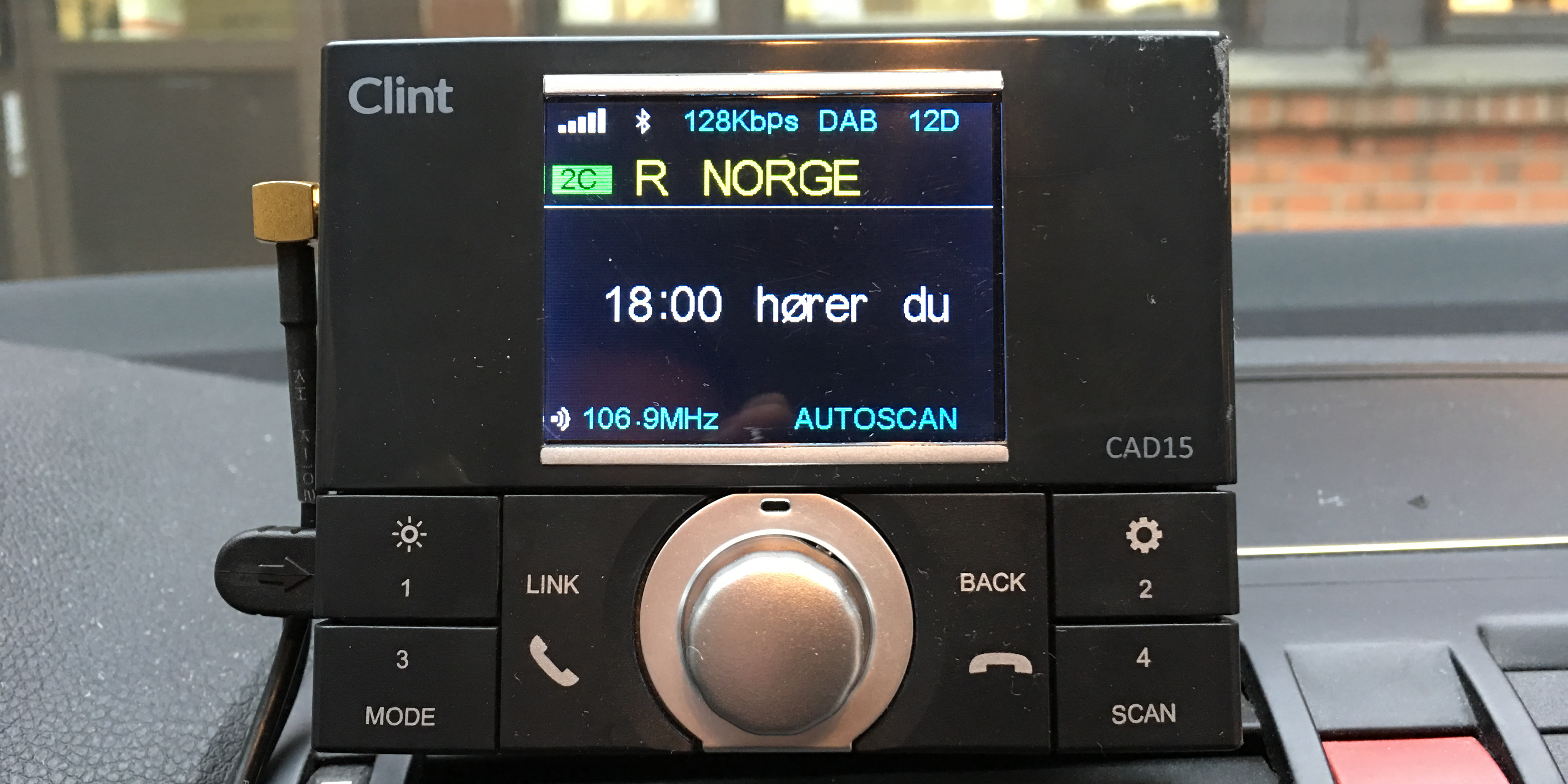 Clint CAD15 har 4 knapper for favorittstasjoner, hver lagrer 4 stasjoner. Foto: Geir Gråbein Nordby