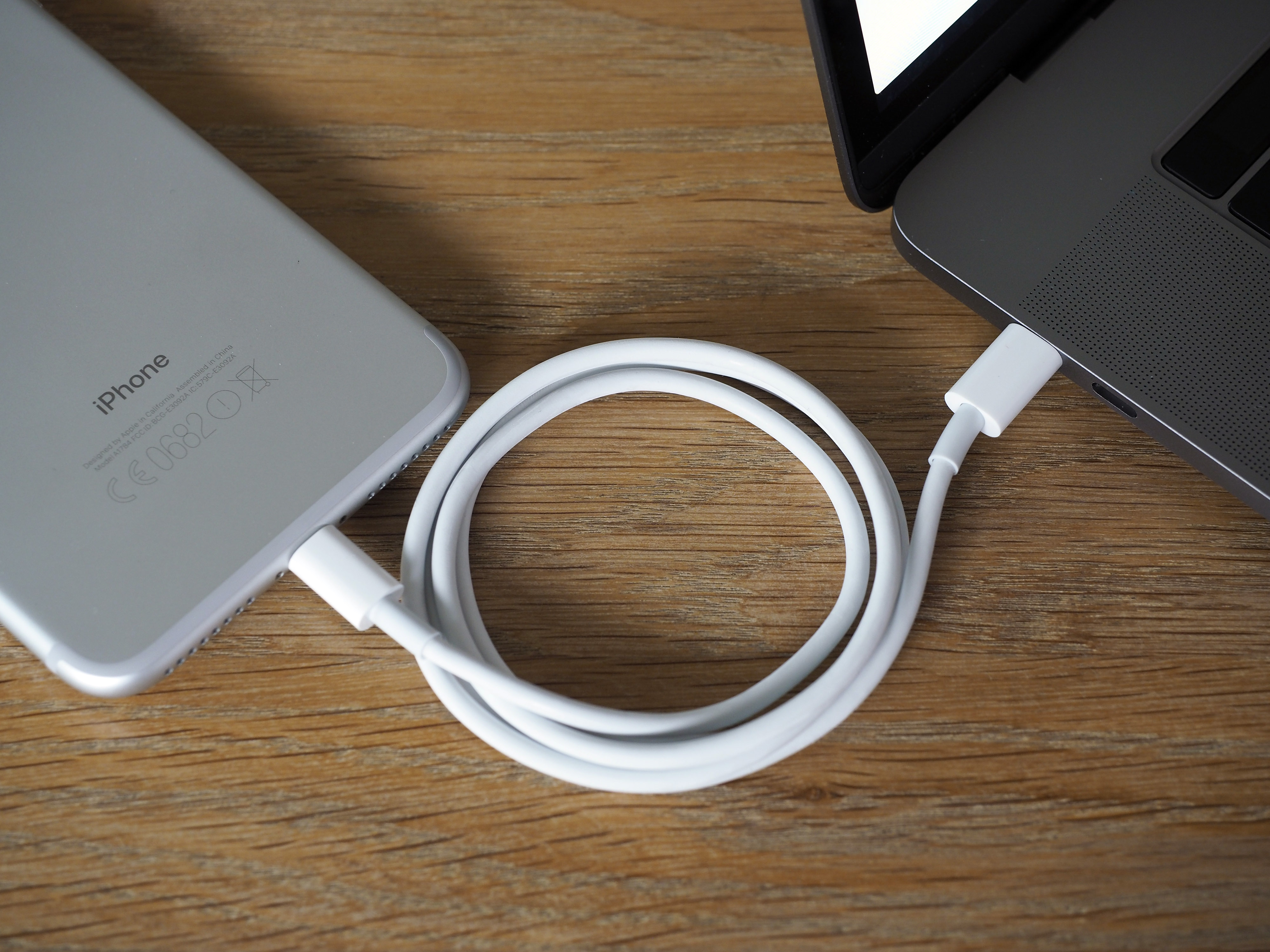 Skal du lade iPhone, trenger du en ekstra USB-C til Lightning-kabel.