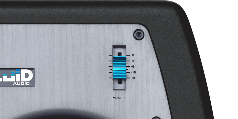 Volumkontrollen foran på høyttaleren bør settes ned til -18dB for å minske egenstøy. Foto: Fluid Audio