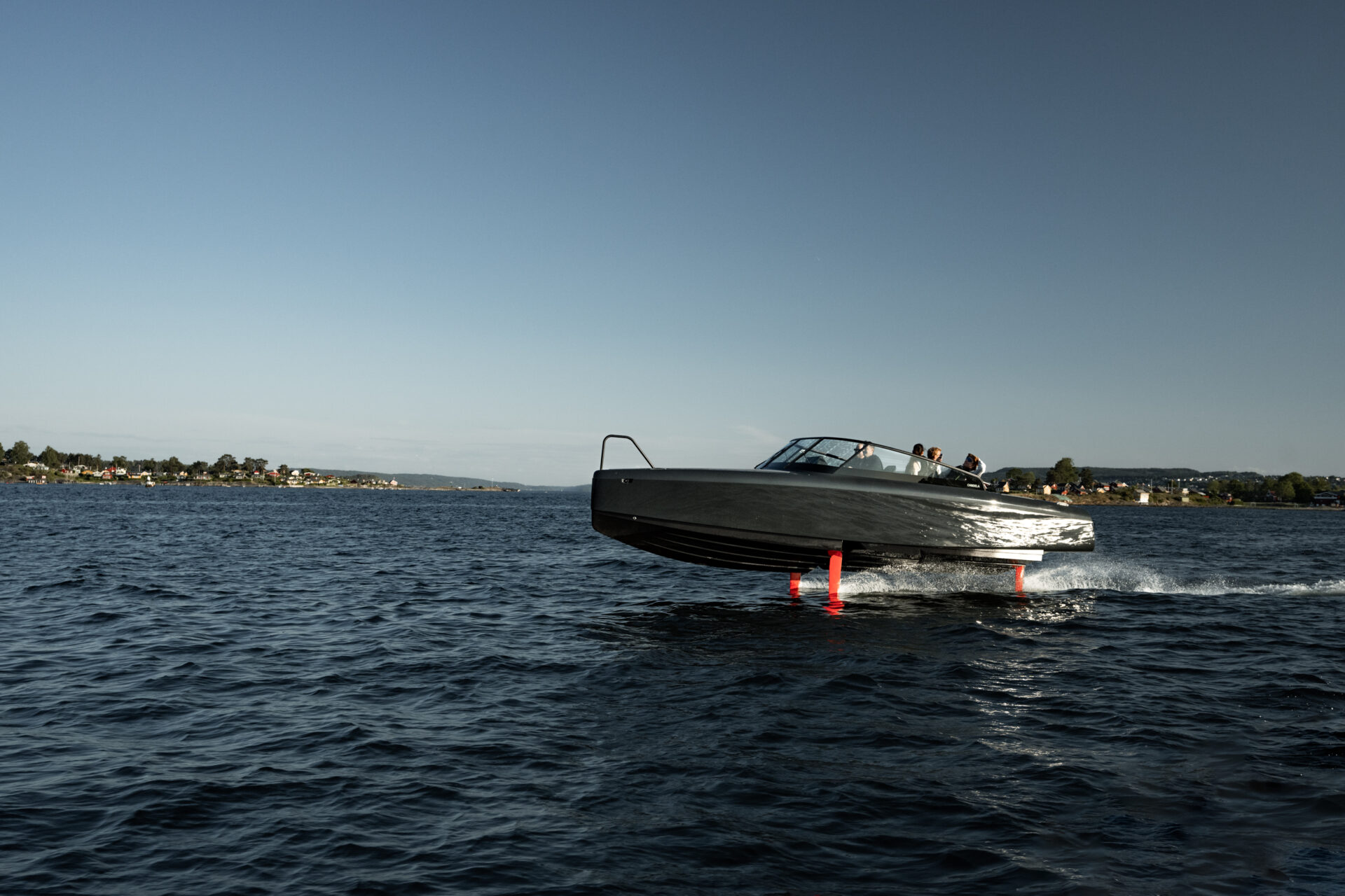 Elbåten Candela C-8 flyr på vannet