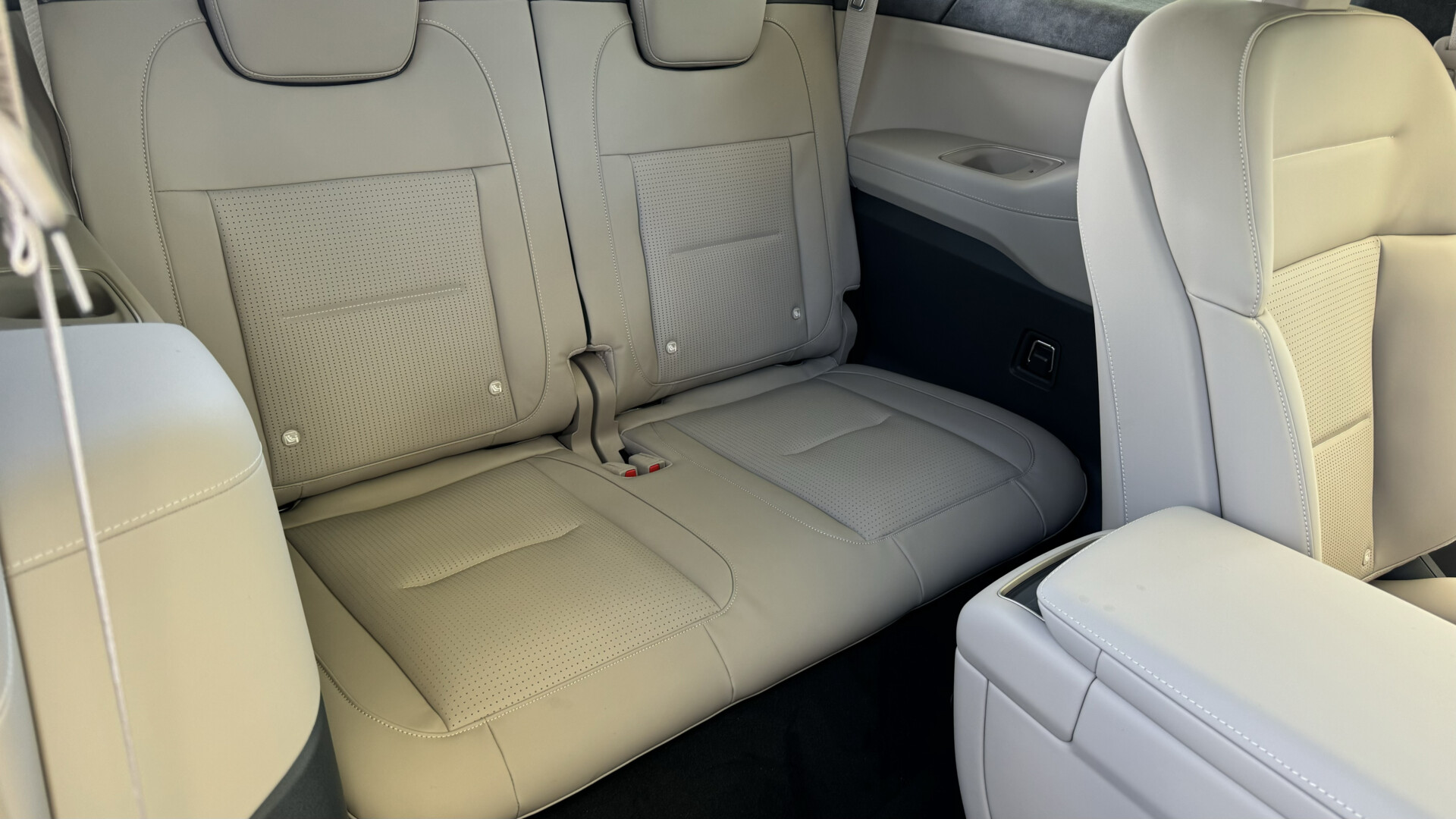 NIO EL8 backseats