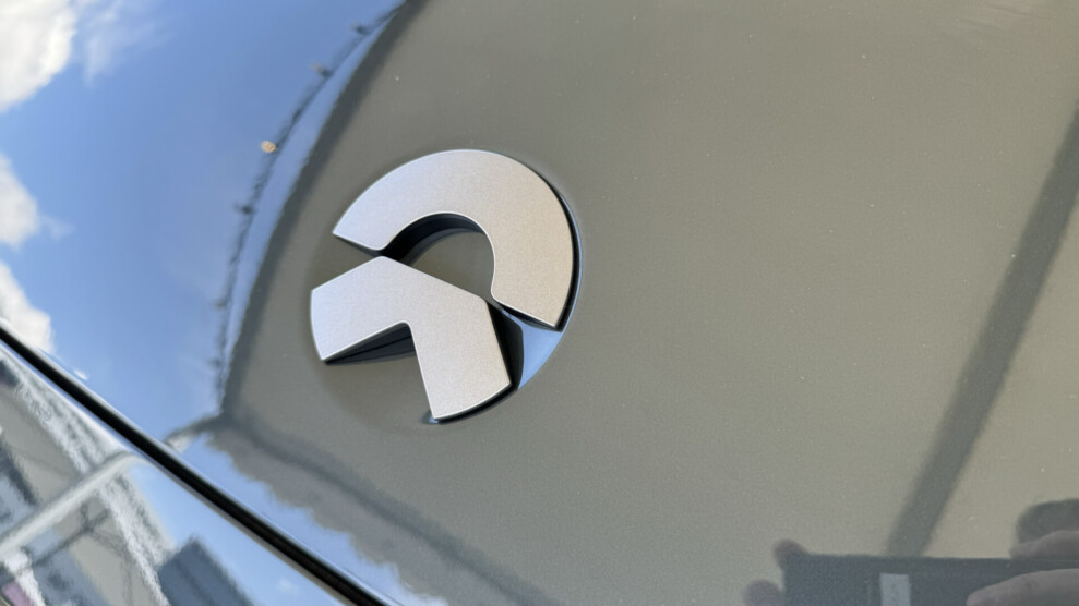 NIO EL8 grill logo