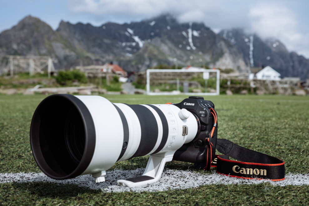 EOS R1_Ambient_HERO_camera_on_football_pitch_69162