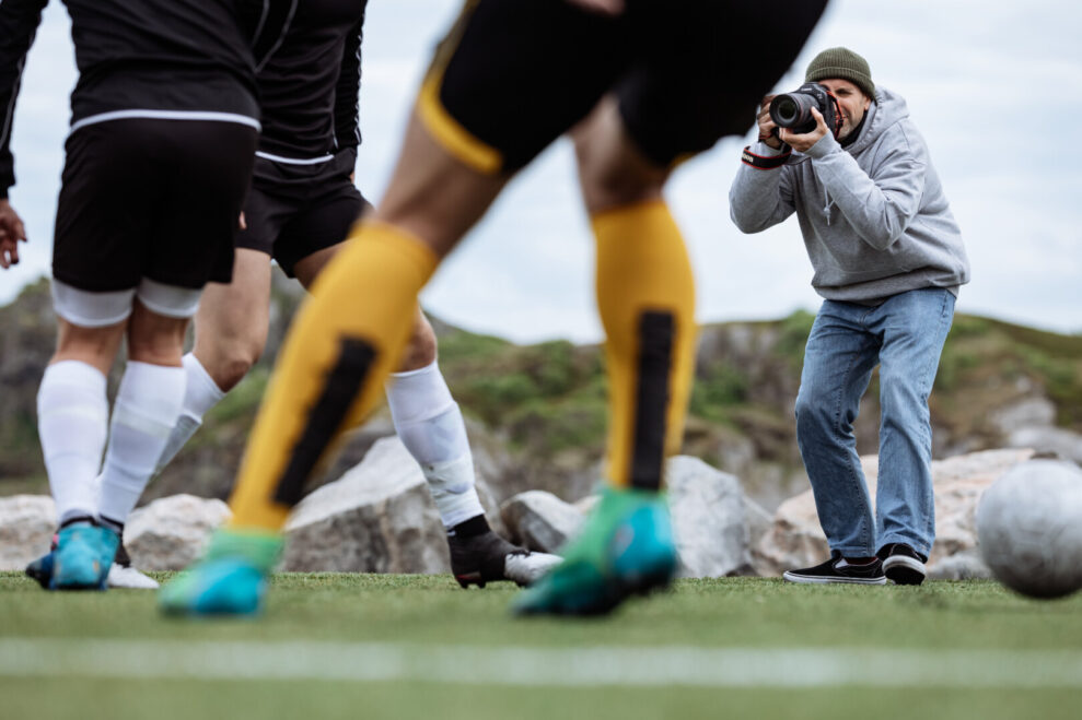 EOS R1_Lifestyle_male_photographer_football_Alexandros_Grymanis_620478