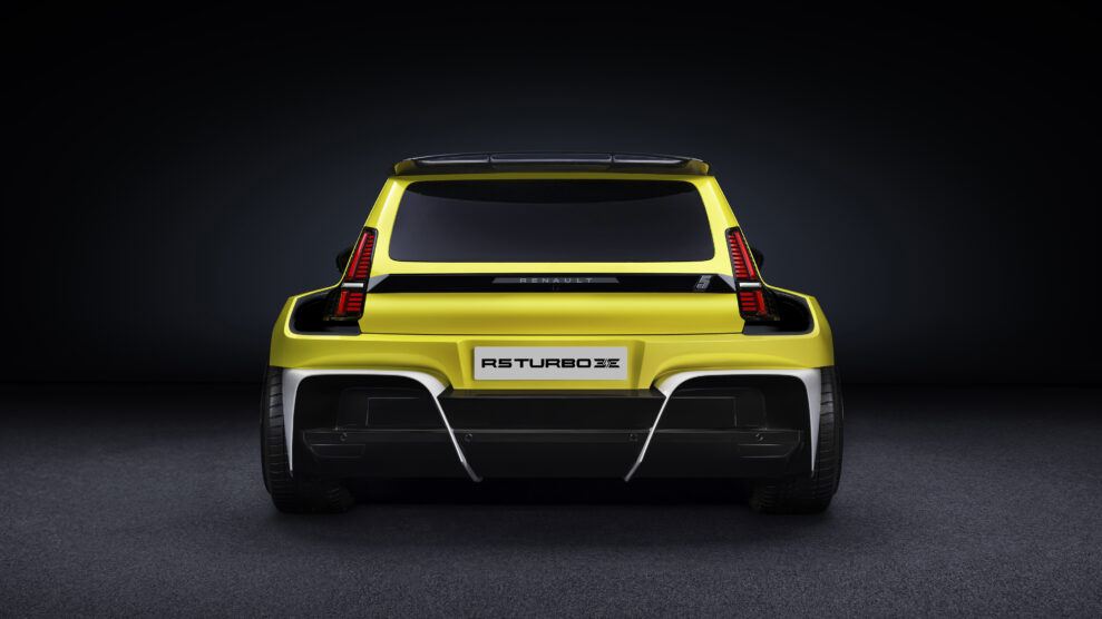 Renault R5 Turbo 3E sett bakfra. Den brede hekken, de vertikale baklysene og den markante spoileren understreker bilens racing-DNA. Den elektriske hot hatchen har en futuristisk, men retro-inspirert look.