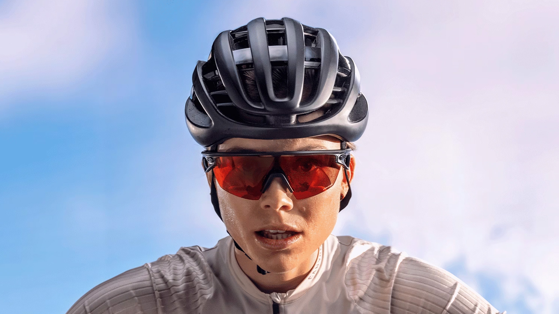 Meta vil lage smart-briller med Oakley